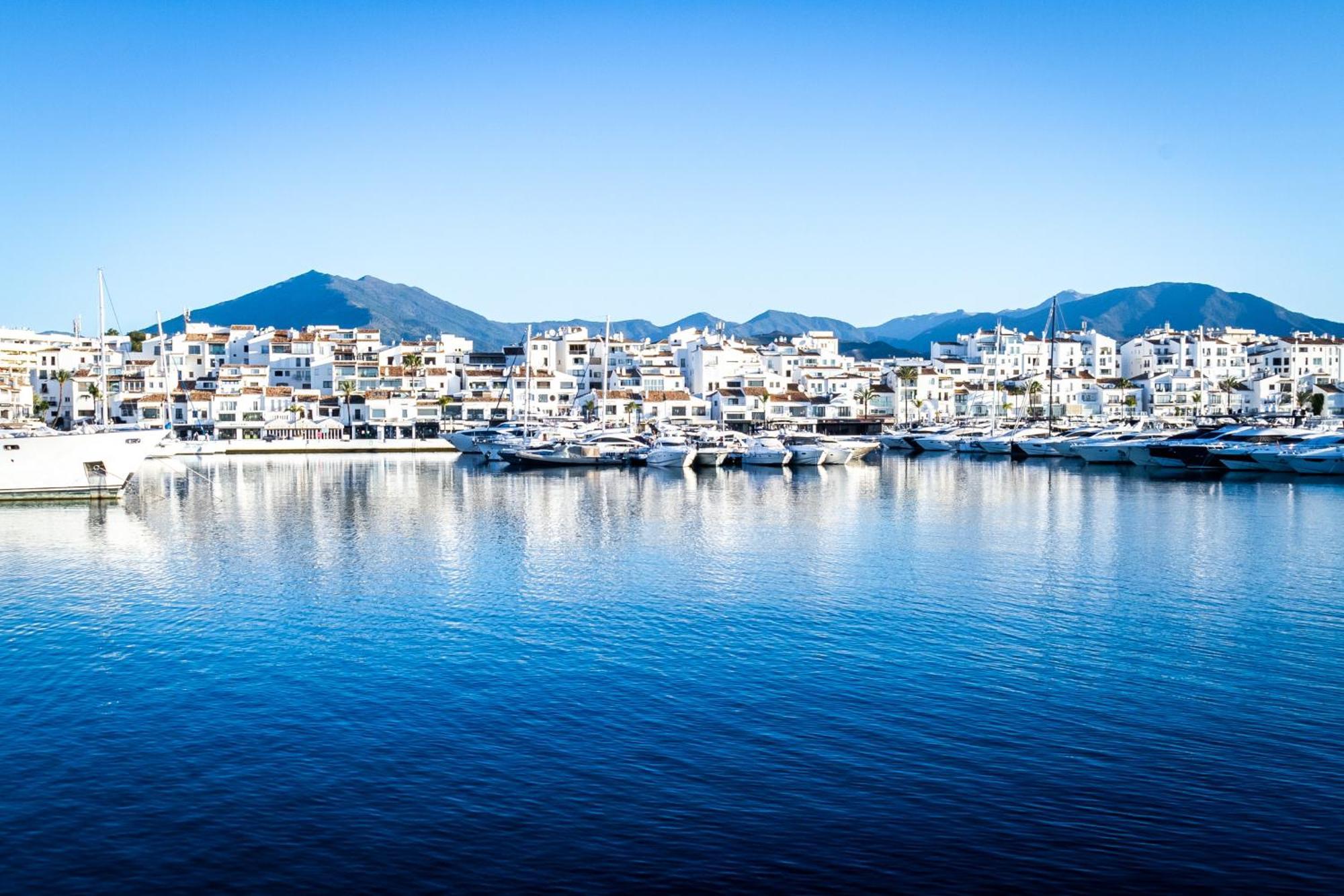 Marbella Banus Suites - Lily Playas Del Duque Banus Beach Apartment Buitenkant foto