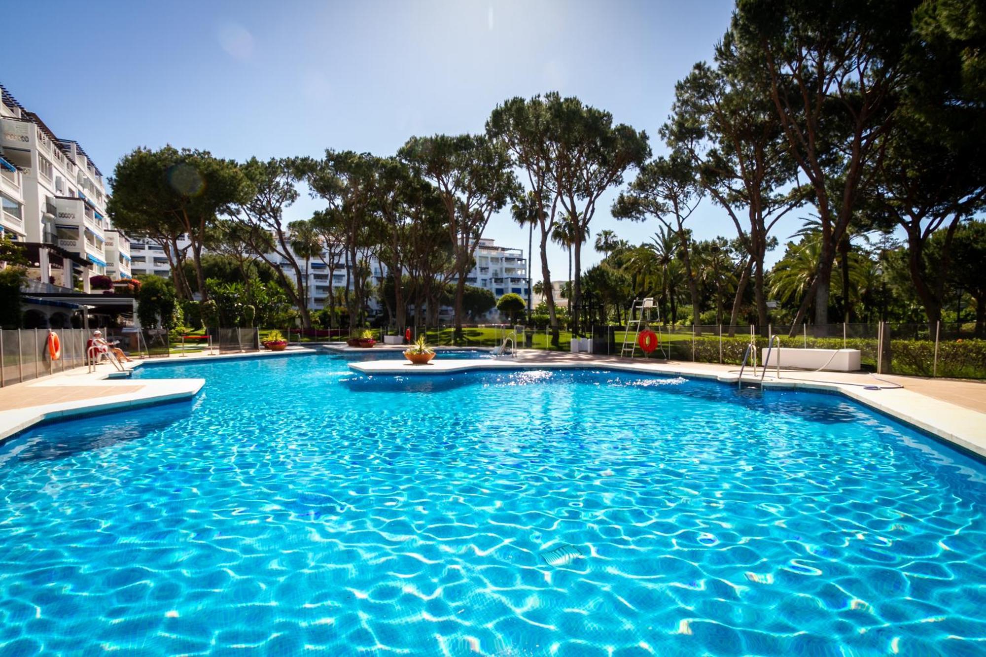 Marbella Banus Suites - Lily Playas Del Duque Banus Beach Apartment Buitenkant foto