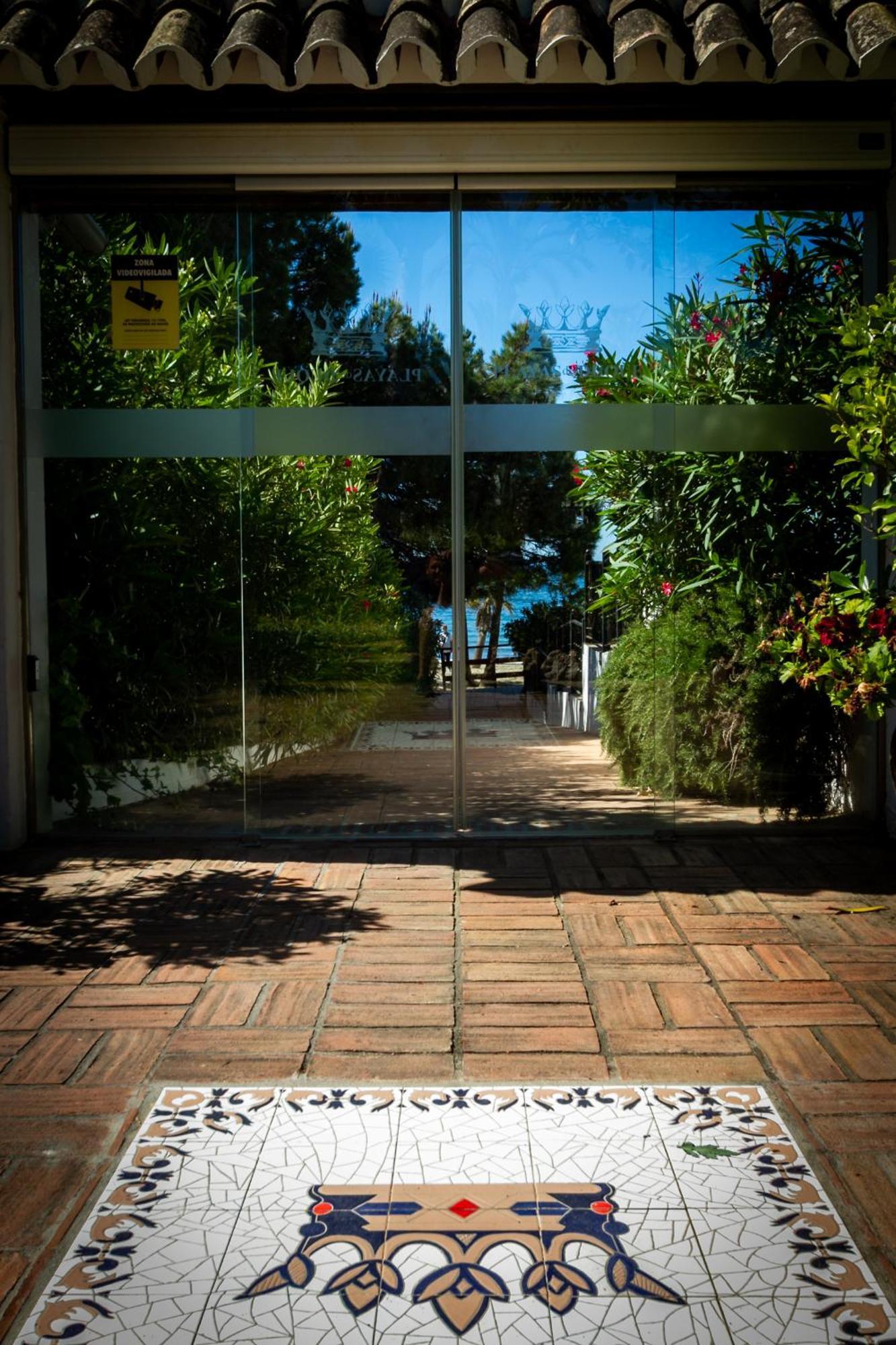 Marbella Banus Suites - Lily Playas Del Duque Banus Beach Apartment Buitenkant foto